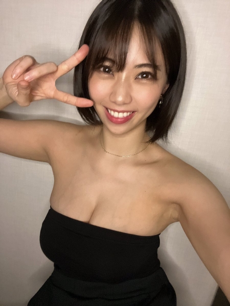 綺麗な谷間をした巨乳おっぱいがムニュッとなってるallブラックの鈴木ふみ奈