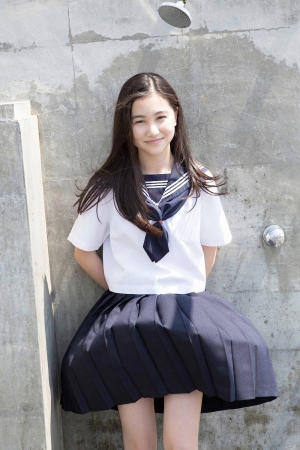 【S級美少女】山口まゆ 画像68枚！制服・ホットパンツ・ワンピースの太ももがエロいグラビア
