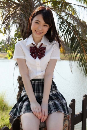 [可愛い]末永みゆ コスプレ画像100枚！M字開脚の股間が抜ける制服・レオタードグラビア