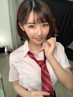 【SSS級美女】制服の似合うAV女優・深田えいみちゃんのオフショット画像！