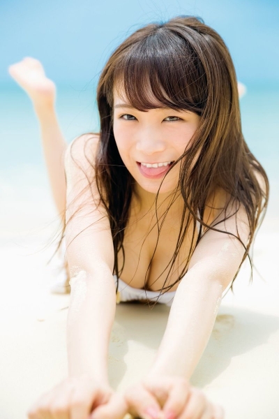 【秋元真夏】乃木坂46のキュートな笑顔のグラビアは可愛いだけじゃなくエロスたっぷり♡