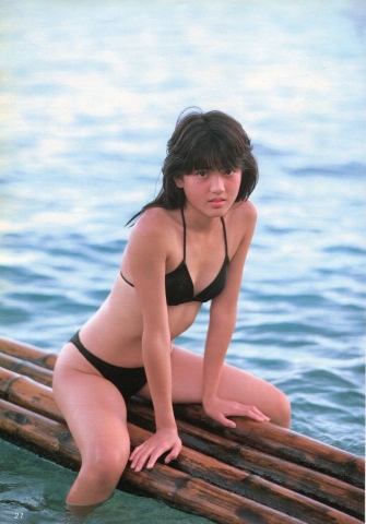 ８０年代アイドル　小沢なつき　可愛いビキニ水着画像
