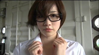 メガネの似合うショートヘアモデル・東森美和のIV画像！