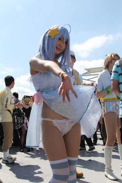 コスプレイベント会場でエロコスしてるレイヤーさん画像w