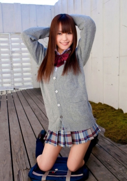 前島美月ちゃんのブルセラお菓子系グラビアがイイ！