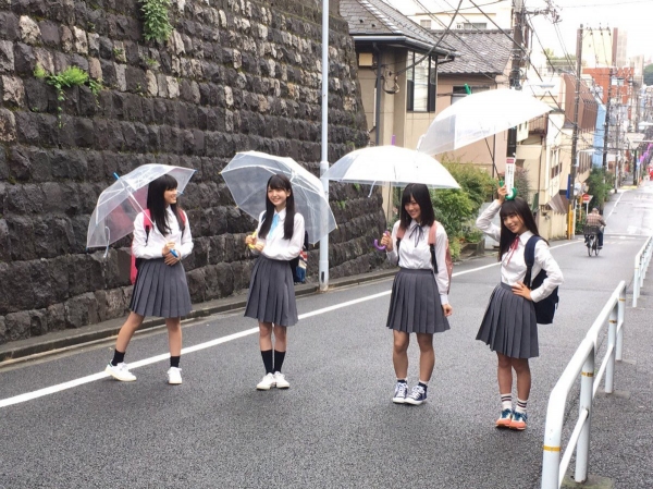 雨天日の帰り道～乃木坂の女学生達