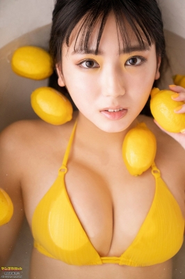 沢口愛華、セクシービキニ水着＆滴る美バスト披露 レモンに囲まれSEXYに