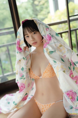「ミスマガジン2020」菊地姫奈、花柄ビキニ水着姿でふんわりバスト披露