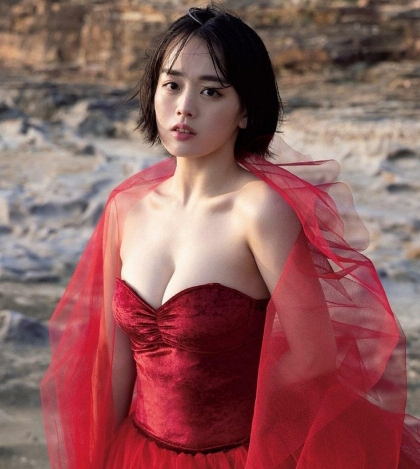 【伊原六花】胸元を大きく出した綺麗な谷間のある真っ赤なセクシー衣装