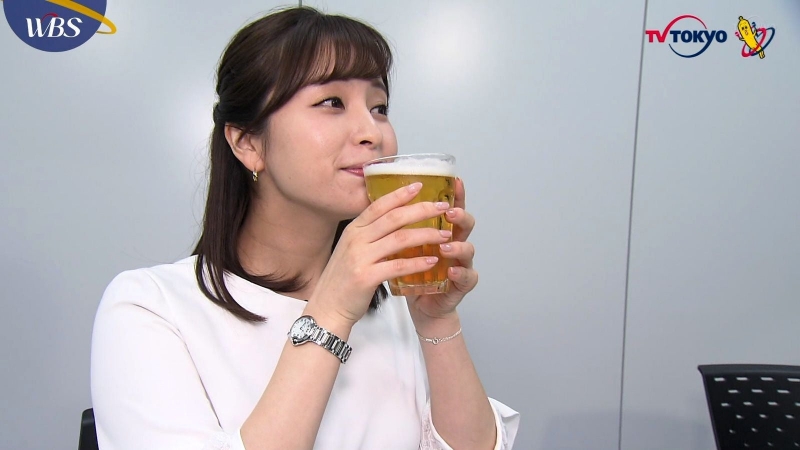 角谷暁子アナ・テレ東　ビールを飲む