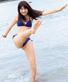 【吉田莉桜】水を蹴って美脚を振り上げるビキニシーン