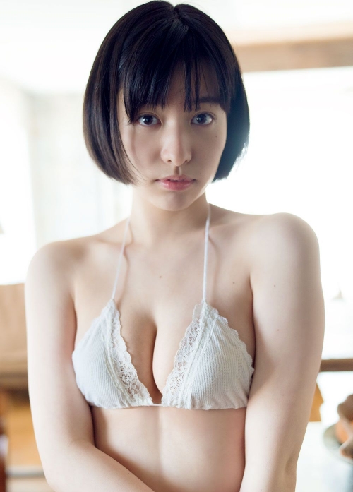 新進女優 東出薫、19歳の魅力あふれる初セクシービキニ水着グラビア