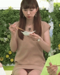 宮下恵美さんのモノスゲー食べ方 ミニスカ美脚