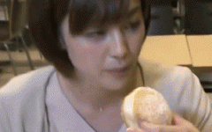 宮司愛海アナ　めざましテレビ パンをパクッ！