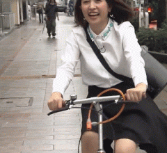 相内優香アナの自転車で登場するGIF画像