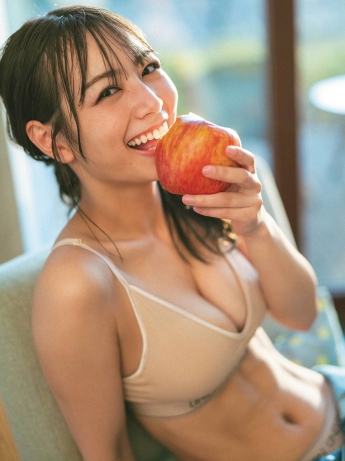 【北野日奈子】『Zipper』元専属モデルのS級美少女が林檎をかじりながら美バスト＆美腹筋を披露！