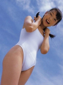 戸田恵梨香の可愛い純白水着ショット！