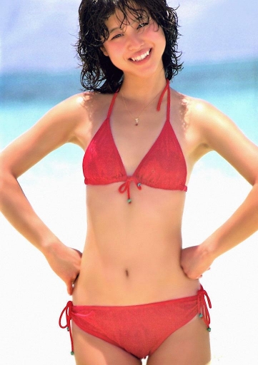 80年代のアイドル歌手 松田聖子の真っ赤なビキニ画像