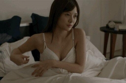 白石麻衣 映画「闇金ウシジマくん Part3」ベッドの上でセクシー下着姿の映像