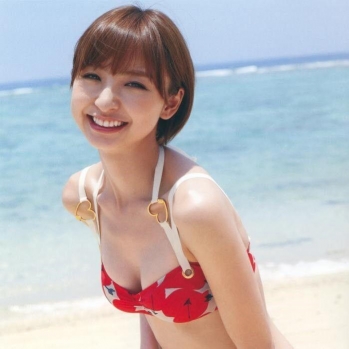 篠田麻里子 美脚がすごいビキニ水着の画像